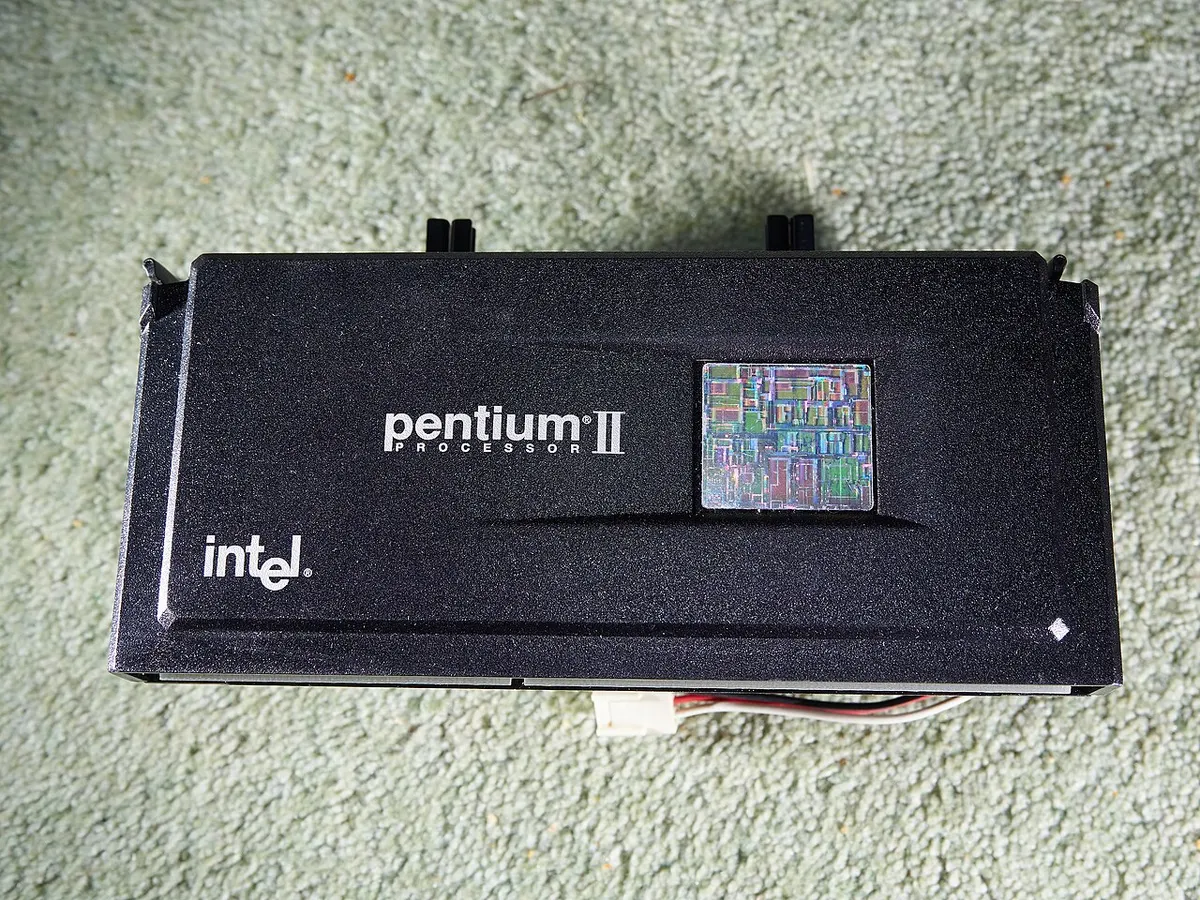Процессор «Пентиум II» в чёрном картридже: на корпусе надпись «pentium II processor», окошко с кристаллом и марка «intel».