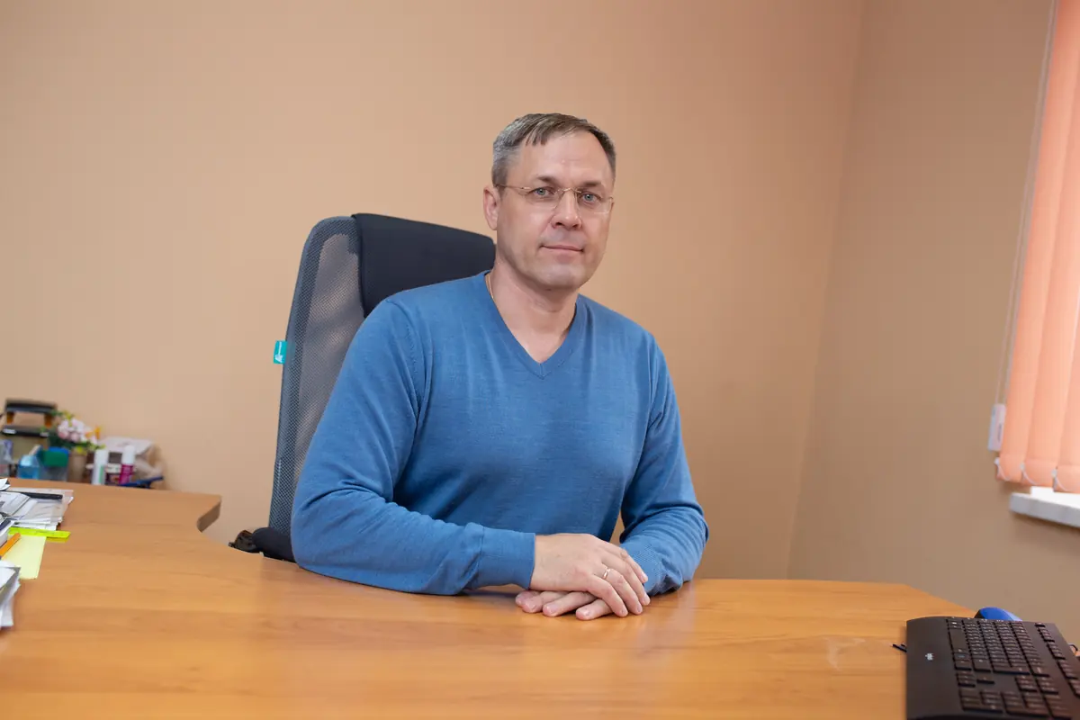 Руководитель завода в своём кабинете